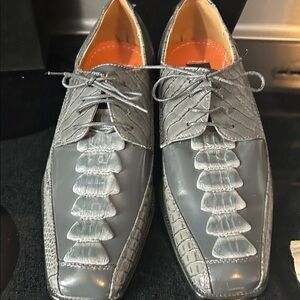 Sophisticated Gray Men's Derby Shoes with Crocodile Pattern